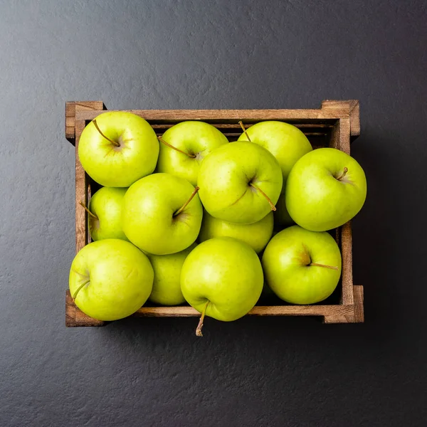 Gröna Äpplen Svart Bord — Stockfoto
