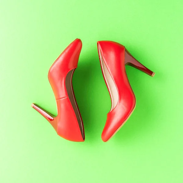 Talons Hauts Rouges Sur Fond Vert Chaussures Pour Femmes Vue — Photo