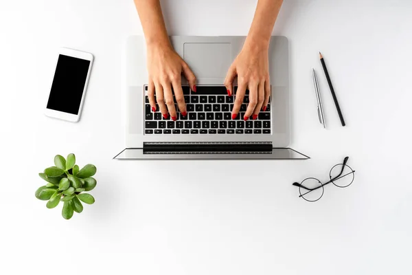 Női Kéz Laptoppal Fehér Háttérrel Kiegészítőkkel Irodai Asztal Felülnézet — Stock Fotó