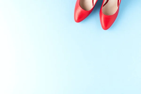 Red High Heels Blue Background Copyspace Women Shoes — Stock Photo, Image