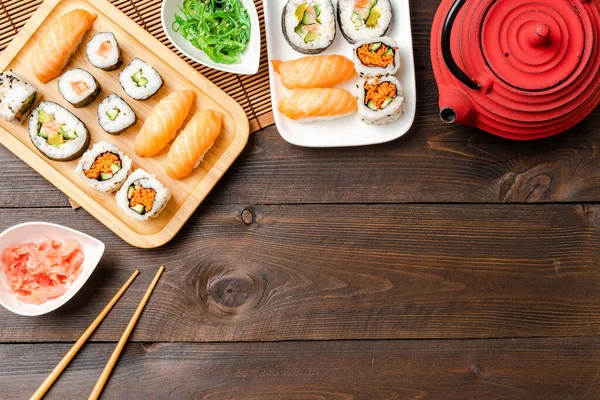 Sushi Rolky Sashimi Podávané Bambusovém Talíři — Stock fotografie