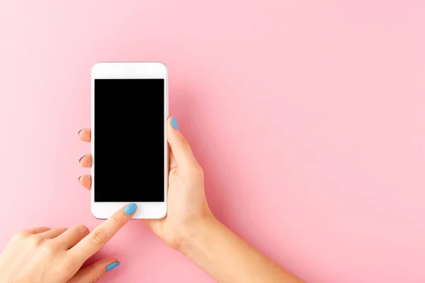 Vrouw Hand Met Blauwe Nagels Houden Mobiele Telefoon Met Leeg — Stockfoto