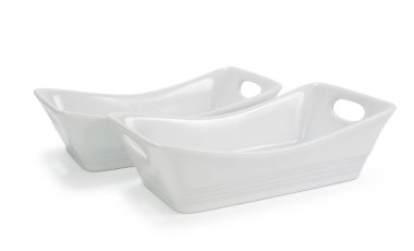 İki beyaz arka plan üzerinde izole seramik fırın yemekleri beyaz
