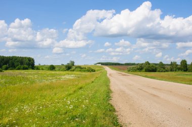 Boş toprak yol kırsal bulutlu yaz gün