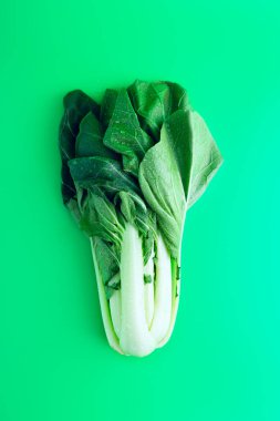 Yeşil arka planda Çin lahanası pak choi. Yukarıdan bak. renk arkaplanı. yatay yönelim.