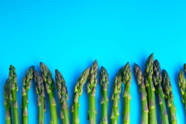 Mavi arka planda kuşkonmaz. yatay oryantasyon. ön görünüm