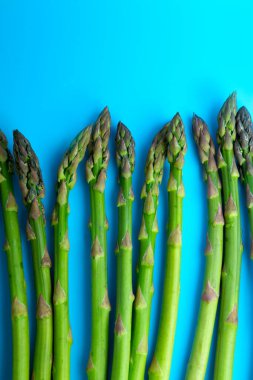 Parlak mavi arka planda kuşkonmaz. dikey yönelim. Yukarıdan görünüm