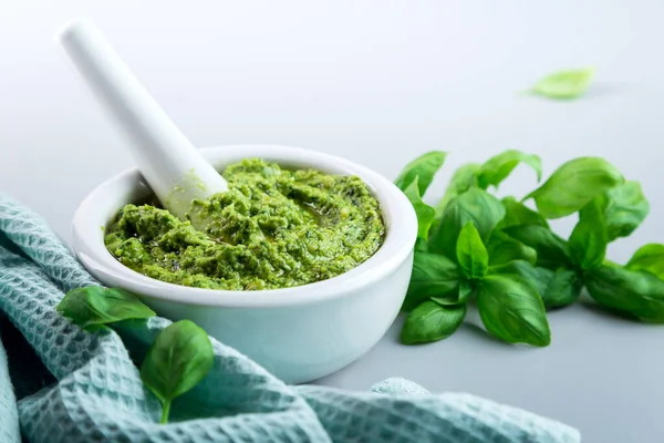 Pesto Albahaca Hecho Casa Sobre Una Mesa Gris Hojas Albahaca — Foto de Stock