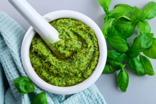 Primer Plano Pesto Albahaca Casero Una Mesa Gris Hojas Albahaca — Foto de Stock