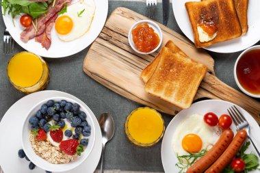 İçinde yemek, kahvaltı ya da brunch konsepti olan bir masa. Üst görünüm.