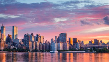 Manhattan siluetinin görünümüne Long Island City adlı gündoğumu, Queens Doğu Nehri boyunca bu alan üzerinden harika manzarası Manhattan'a bilinir.