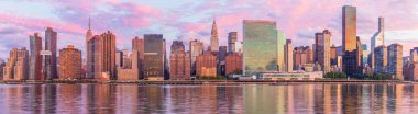 Manhattan siluetinin görünümüne Long Island City adlı gündoğumu, Queens Doğu Nehri boyunca bu alan üzerinden harika manzarası Manhattan'a bilinir.