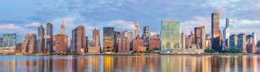 Manhattan siluetinin görünümüne Long Island City adlı gündoğumu, Queens Doğu Nehri boyunca bu alan üzerinden harika manzarası Manhattan'a bilinir.