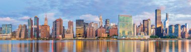 Manhattan siluetinin görünümüne Long Island City adlı gündoğumu, Queens Doğu Nehri boyunca bu alan üzerinden harika manzarası Manhattan'a bilinir.
