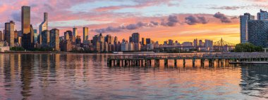 Manhattan siluetinin görünümüne Long Island City adlı gündoğumu, Queens Doğu Nehri boyunca bu alan üzerinden harika manzarası Manhattan'a bilinir.