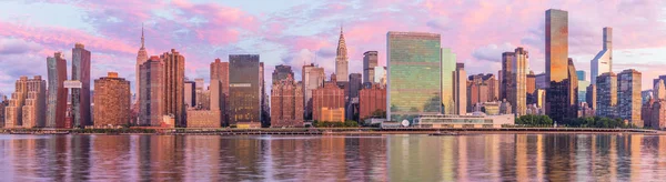 Manhattan siluetinin görünümüne Long Island City adlı gündoğumu, Queens Doğu Nehri boyunca bu alan üzerinden harika manzarası Manhattan'a bilinir.