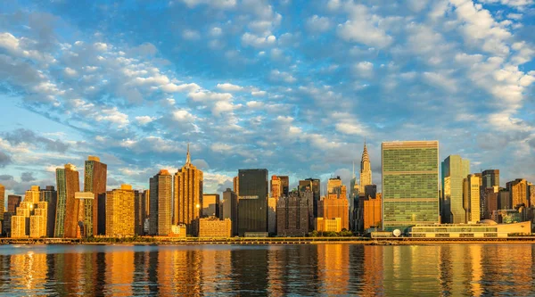 Manhattan siluetinin görünümüne Long Island City adlı gündoğumu, Queens Doğu Nehri boyunca bu alan üzerinden harika manzarası Manhattan'a bilinir.