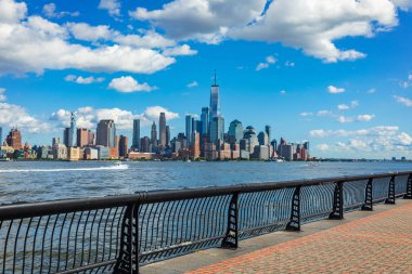 Manhattan siluetinin için New Jersey City batımında, ABD görüntüleyin.