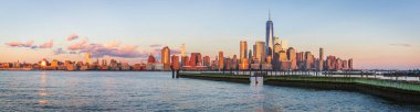 Manhattan siluetinin için New Jersey City batımında, ABD görüntüleyin.