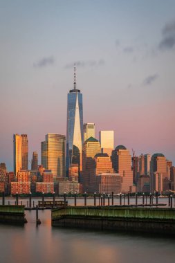 Manhattan siluetinin için New Jersey City batımında, ABD görüntüleyin.