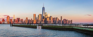 Manhattan siluetinin için New Jersey City batımında, ABD görüntüleyin.