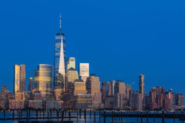 Manhattan siluetinin için New Jersey City batımında, ABD görüntüleyin.