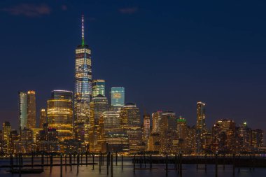 Manhattan siluetinin için New Jersey City batımında, ABD görüntüleyin.