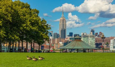 Manhattan siluetinin Hoboken Riverside Park, New Jersey City, gün batımında, bakış