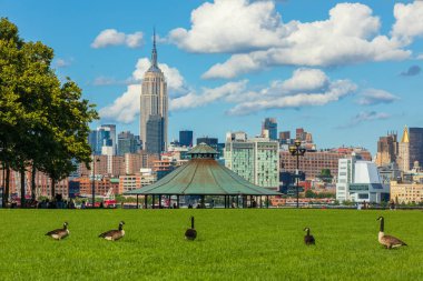 Manhattan siluetinin Hoboken Riverside Park, New Jersey City, gün batımında, bakış