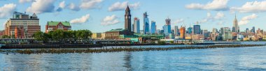 Manhattan siluetinin Hoboken Riverside Park, New Jersey City, gün batımında, bakış