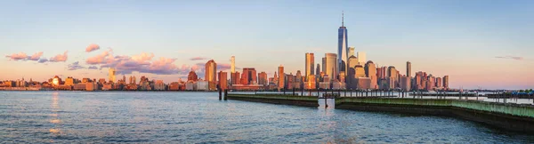 夕暮れ時 アメリカ ニュー ジャージー州の都市からマンハッタンのスカイラインを見る — ストック写真