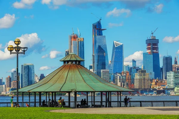 Uitzicht Skyline Van Manhattan Vanaf Hoboken Riverside Park New Jersey — Stockfoto