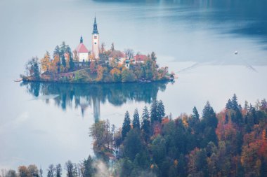 Lake Bled Julian Alps Kuzeybatı Slovenya, nerede Bled şehir bitişik üst Carniolan bölgesinin gölüdür. Alan bir turistik yer.