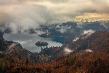Lake Bled Julian Alps Kuzeybatı Slovenya, nerede Bled şehir bitişik üst Carniolan bölgesinin gölüdür. Alan bir turistik yer.