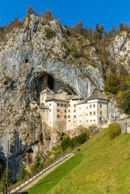 Slovenya 'daki Predjama Kalesi