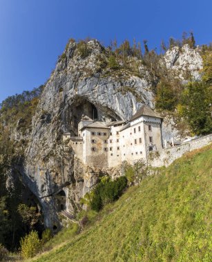Slovenya 'daki Predjama Kalesi