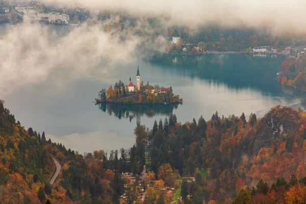 ブレッド湖は それがこのブレッドの町に隣接している北西部のスロベニアの上 Carniolan 地域のジュリアン アルプスの湖です 地域は観光地です — ストック写真