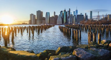 Manhattan siluetinin görünümüne Brooklyn.