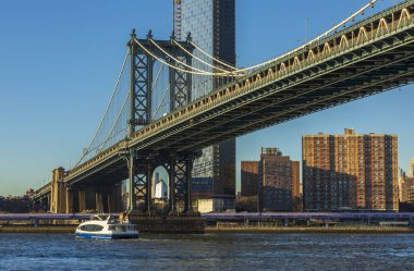 Manhattan siluetinin görünümüne Manhattan Köprüsü'nden.