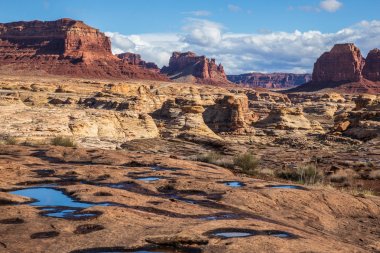 Hite Crossing Bridge, Utah State Route 95'i Colorado Nehri'nin kuzeybatısında, Utah, Amerika Birleşik Devletleri'nde taşıyan bir kemer köprüdür.