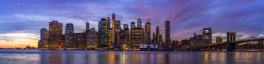 Brooklyn Köprüsü Park New York 'ta Doğu Nehri boyunca bir Sahil Parkı.