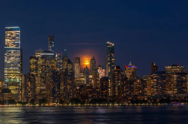 Gece Manhattan Skyline Full Moon — Stok fotoğraf