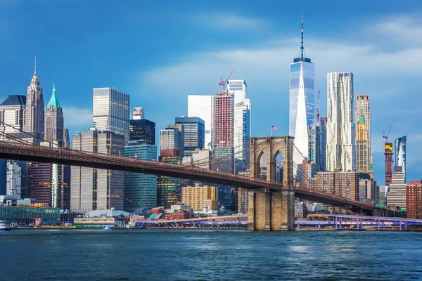 Fırtına öncesi Brooklyn Bridge Park Dumbo Manhattan siluetine görünüm.