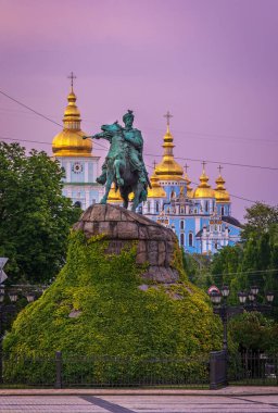 Gün batımında Hetman Bohdan Khmelnitsky anıtı ve Sofya Meydanı 'ndaki Aziz Sophia Katedrali' nin manzarası, Kyiv, Ukrayna.