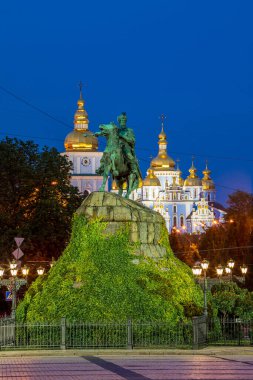 Gün batımında Hetman Bohdan Khmelnitsky anıtı ve Sofya Meydanı 'ndaki Aziz Sophia Katedrali' nin manzarası, Kyiv, Ukrayna.