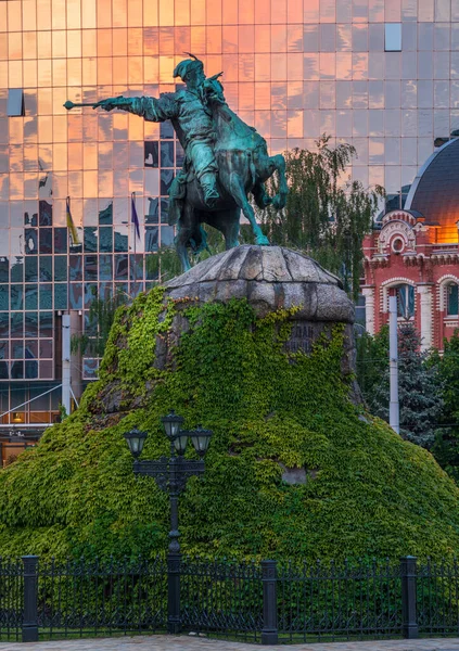 헤트만 보흐단 흐멜니츠키 기념비와 우크라이나 키예프 소피아 광장에 소피아 대성당 — 스톡 사진