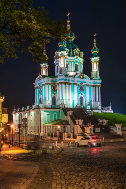 Andriyivsky Descent, Kiev 'in Yukarı Kasaba ve Podil bölgesini geceleri birbirine bağlayan tarihi bir iniştir..