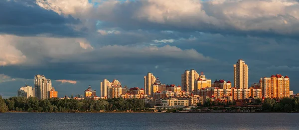 Utsikt Över Obolon Distriktet Kiev Vid Solnedgången Med Färgglada Moln — Stockfoto