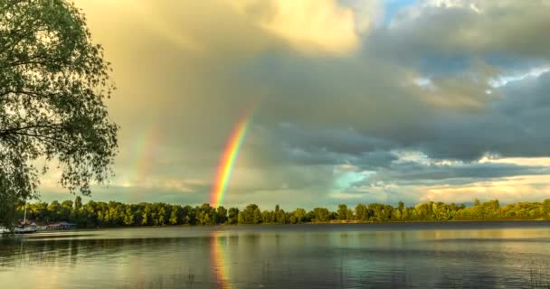 Arcobaleno Dopo Pioggia Estiva Sul Fiume — Video Stock