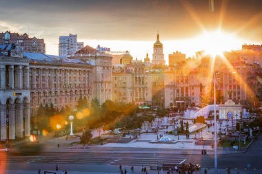 Gün batımında Çeşmelerle Kyiv şehrinin merkezinde Bağımsızlık Meydanı. 